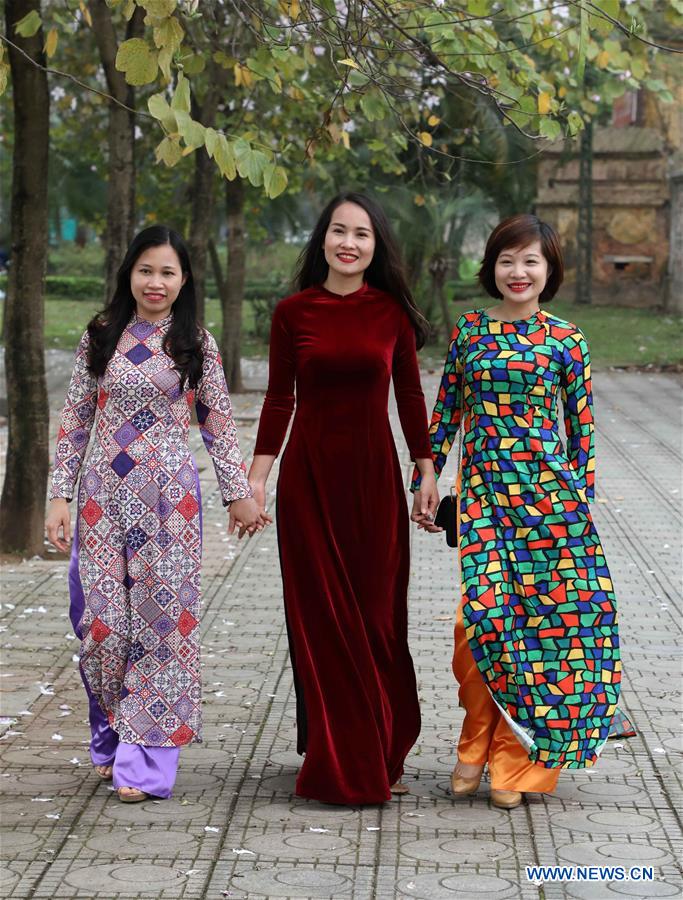 VIETNAM-HANOI-WOMAN-AO DAI