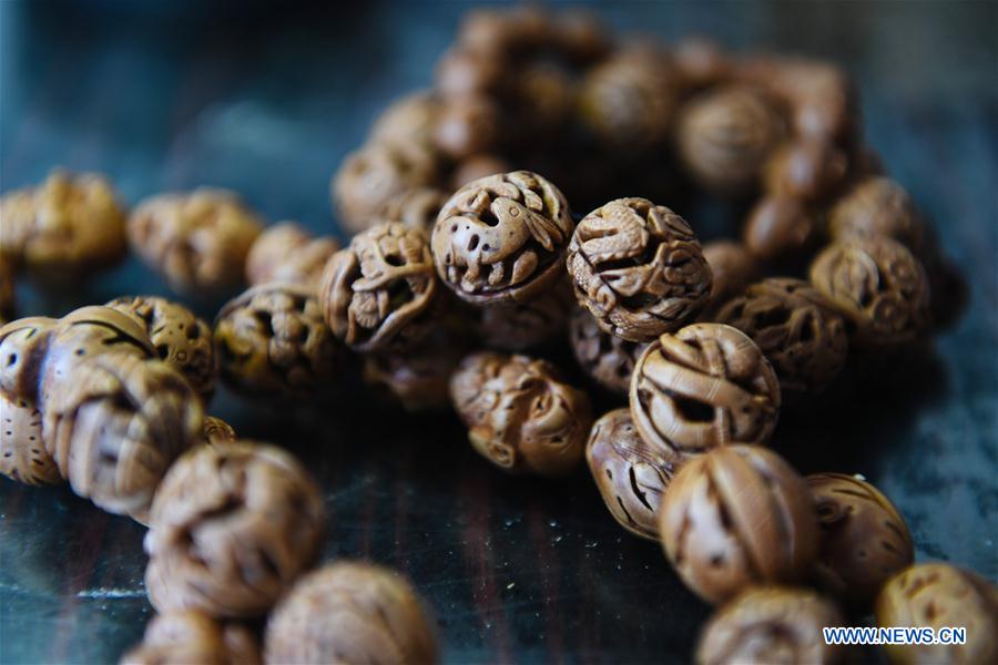 CHINA-JIANGSU-YUNDU-PEACH NUT CARVING (CN)