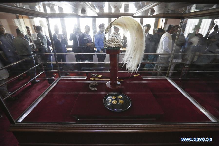 NEPAL-KATHMANDU-ROYAL-CROWN-DISPLAY