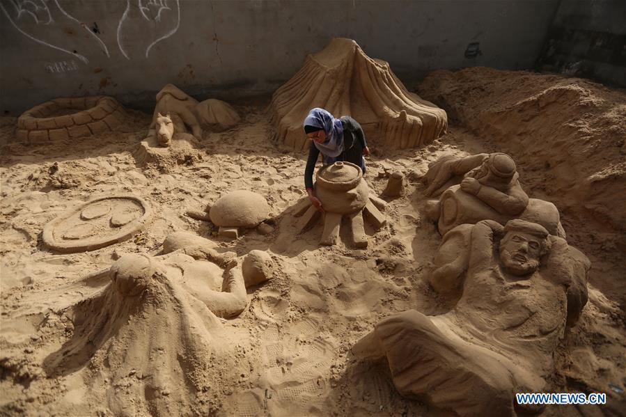 MIDEAST-GAZA-SAND SCULPTURES-WOMAN