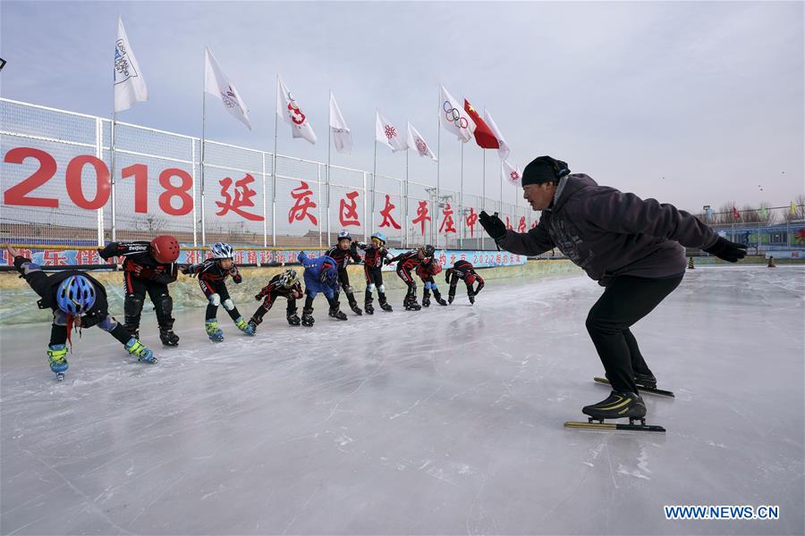 (SP)CHINA-BEIJING-YANQING-PRIMARY SCHOOL STUDENTS-SKATING(CN)