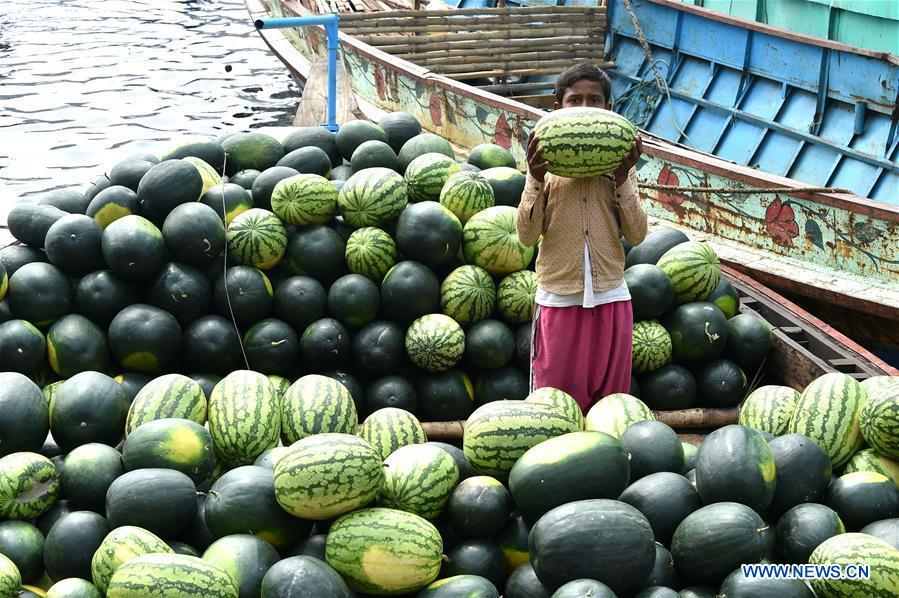 BANGLADESH-DHAKA-FRUITS