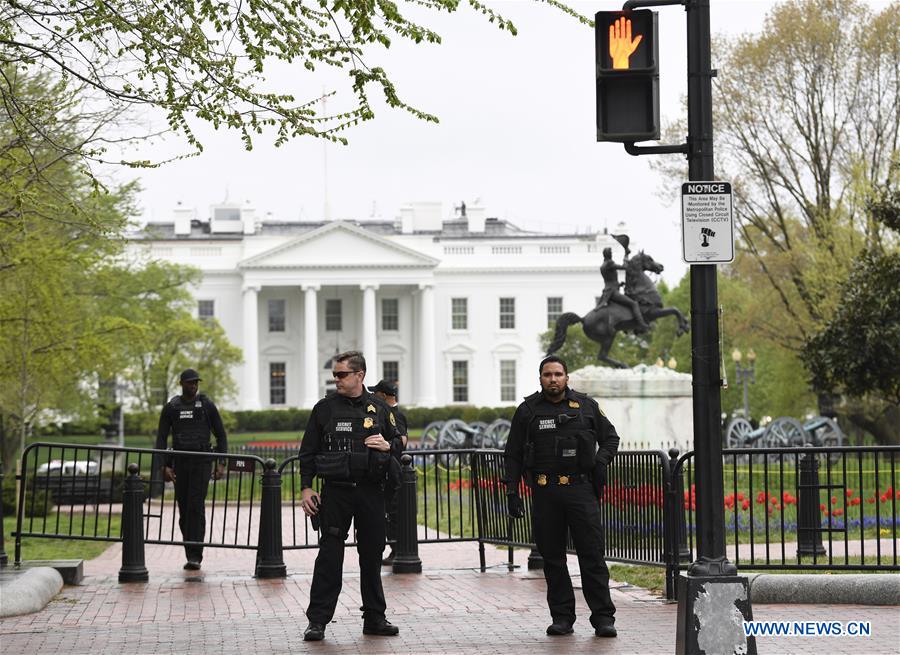 U.S.-WASHINGTON D.C.-WHITE HOUSE-MAN-JACKET-FIRE