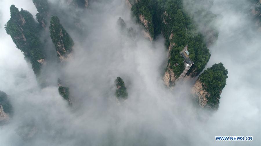 #CHINA-HUNAN-ZHANGJIAJIE-CLIFFSIDE ELEVATOR-FOG (CN)