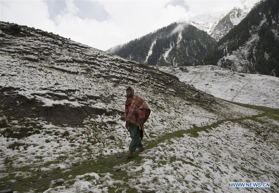 KASHMIR-SRINAGAR-SNOWFALL