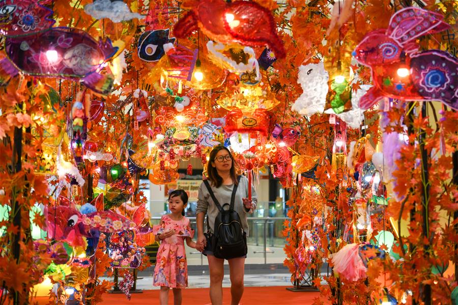 MALAYSIA-KUALA LUMPUR-MALL-DECORATIONS