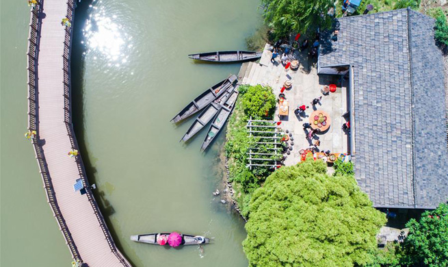 People greet "Lixia" in Tangqi ancient town, E China