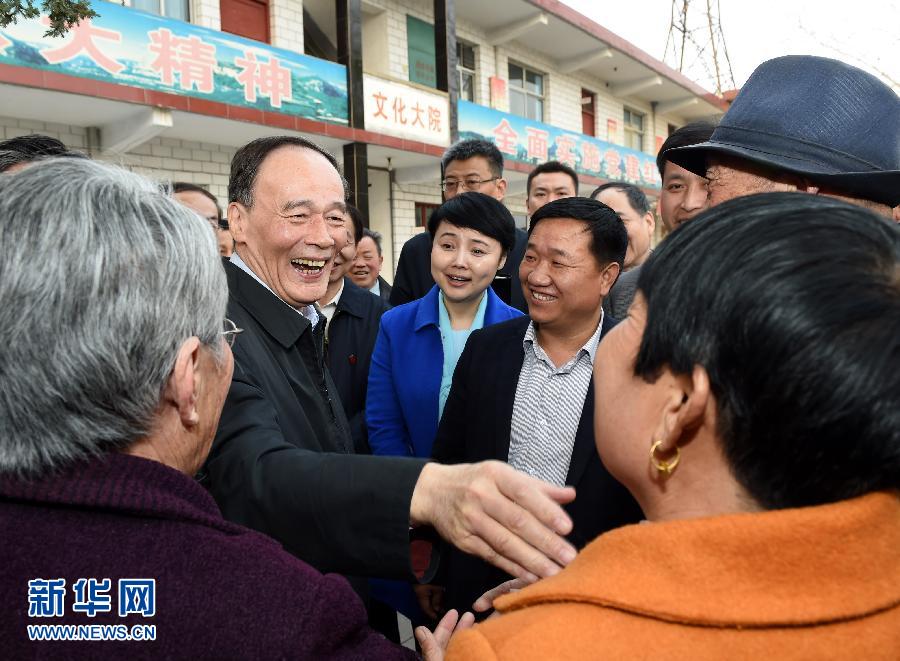 3月27日至28日，中共中央政治局常委、中央紀(jì)委書記王岐山到河南省調(diào)研，并主持召開(kāi)座談會(huì)。這是3月27日王岐山在河南林州姚村鎮(zhèn)馮家口村同村民親切交談。 新華社記者 饒愛(ài)民 攝