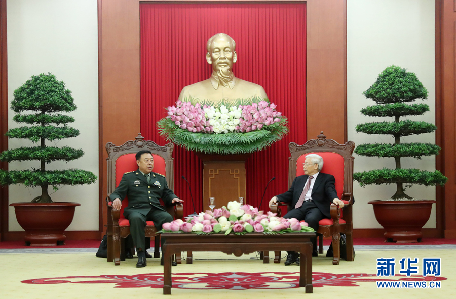 6月18日，在越南首都河內(nèi)，正在越南訪問的中央軍委副主席范長龍（左）會見越共中央總書記阮富仲。 新華社發(fā)（李曉偉攝） 