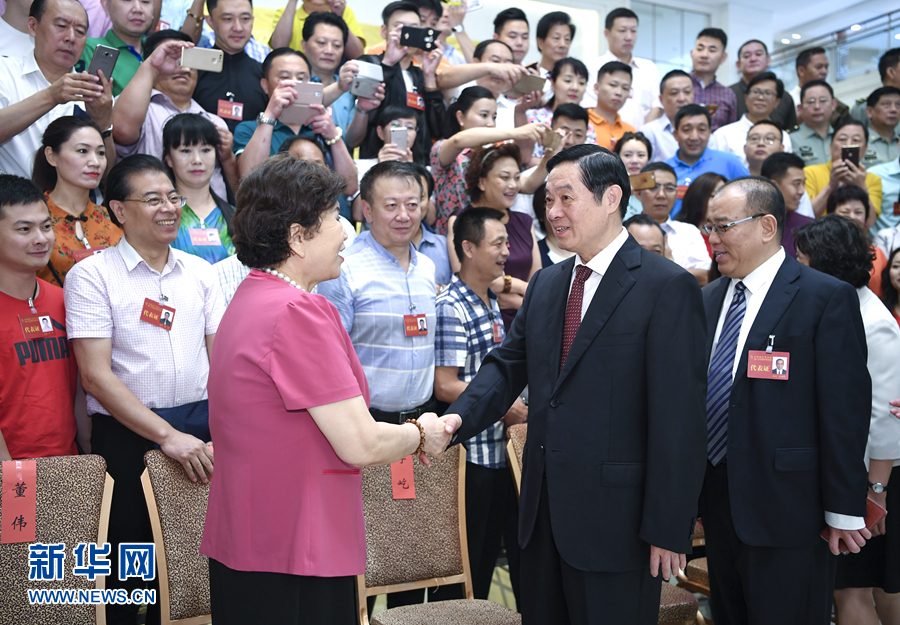 7月19日，中國曲藝家協(xié)會第八次全國代表大會在北京召開。中共中央政治局委員、中央書記處書記、中宣部部長劉奇葆出席開幕式并講話。這是開幕式前，劉奇葆接見與會代表。新華社記者 張領(lǐng) 攝