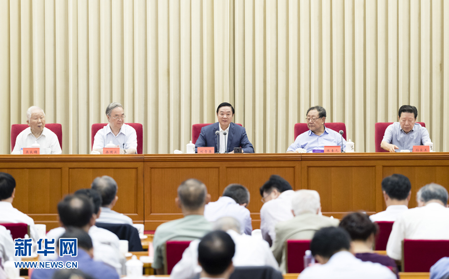 9月8日，中共中央政治局委員、中央書(shū)記處書(shū)記、中宣部部長(zhǎng)劉奇葆在北京出席中國(guó)大百科全書(shū)第三版總編輯委員會(huì)成立大會(huì)并講話。 新華社記者丁海濤 攝