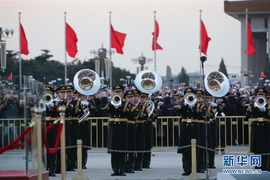 （社會）（8）人民解放軍首次執(zhí)行天安門廣場升國旗任務(wù)