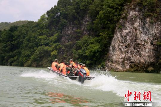 武警黔東南支隊(duì)在水上開展救援訓(xùn)練 黃事成 攝