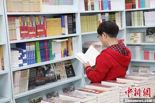 5月9日，一女子在哈爾濱市某書店選購圖書。從5月1日至5月4日，全國32家紙廠宣布漲價(jià)，各紙種漲價(jià)幅度為每噸100元至300元不等。對此，出版行業(yè)業(yè)內(nèi)人士表示“因?yàn)榧垙垉r(jià)格上漲，直接造成了出版成本的明顯增加，出版行業(yè)只能被迫對圖書定價(jià)進(jìn)行調(diào)整。”
<a target='_blank' >中新社</a>記者 于琨 攝