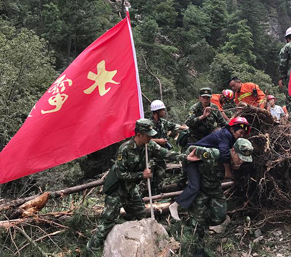 武警部隊救助九寨溝受困群眾（來源：中國軍網(wǎng)）