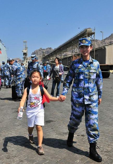 2015年3月，也門，海軍女戰(zhàn)士牽著一名小女孩的手準(zhǔn)備登上軍艦。