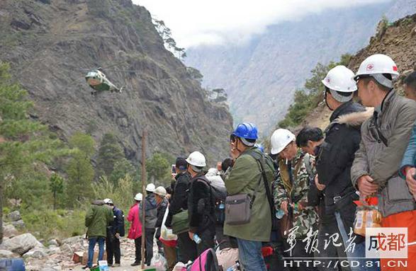 2015年4月，因地震被困尼泊爾的中國公民準(zhǔn)備登機(jī)