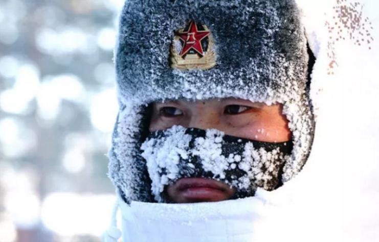 2018年2月5日，駐守在漠河縣北極村的北部戰(zhàn)區(qū)陸軍某部官兵在執(zhí)勤（來源：新華社）