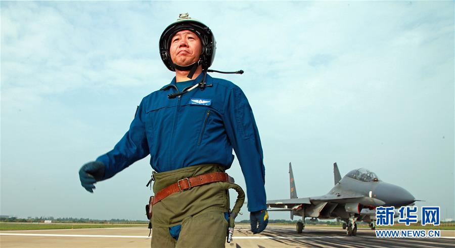 （新華全媒頭條·圖文互動）（1）戰(zhàn)鷹，為祖國奮飛——記空軍航空兵某旅旅長、特級飛行員郝井文