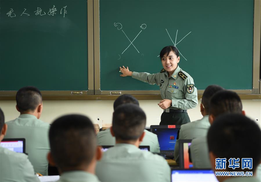 （圖文互動）（2）歷史的見證——陸軍邊海防學(xué)院維吾爾族女講師其曼古力一家三代守疆固邊記事