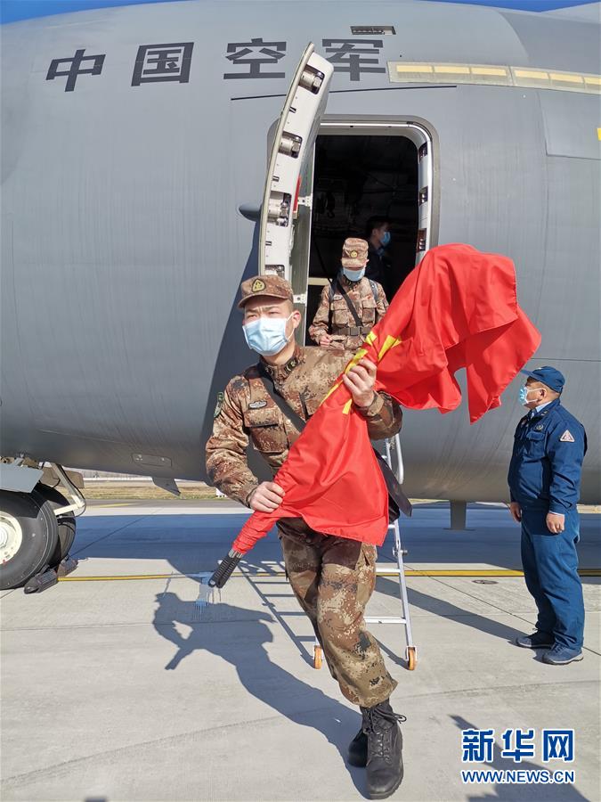 （聚焦疫情防控·圖文互動(dòng)）（5）空軍第四次向武漢大規(guī)?？者\(yùn)醫(yī)療隊(duì)員和物資