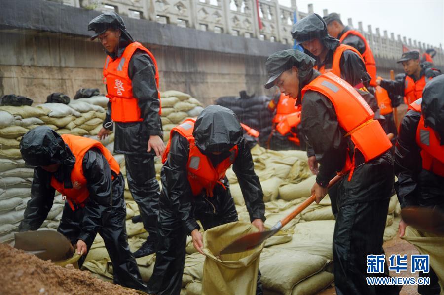 （防汛抗洪·圖文互動(dòng)）（1）洪水不退，子弟兵誓死不退——解放軍和武警部隊(duì)官兵參與洪澇災(zāi)害搶險(xiǎn)救援記事