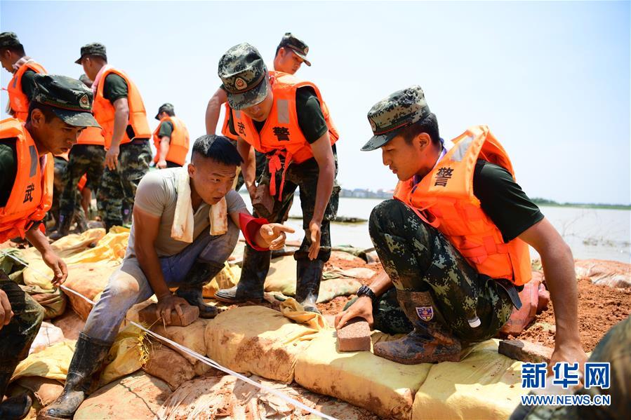 （防汛抗洪·圖文互動(dòng)）（2）洪水不退，子弟兵誓死不退——解放軍和武警部隊(duì)官兵參與洪澇災(zāi)害搶險(xiǎn)救援記事