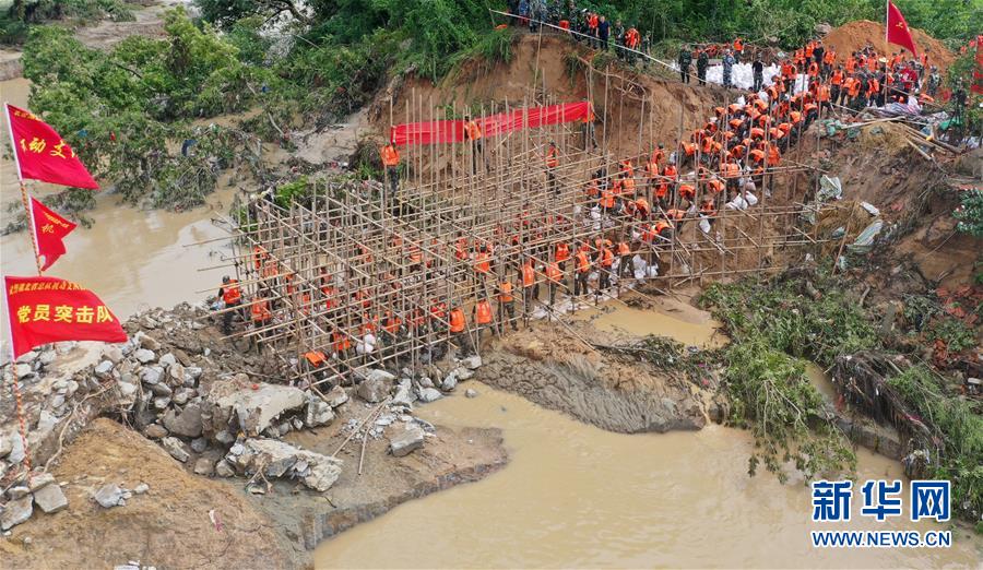 （防汛抗洪·圖文互動(dòng)）（10）洪水不退，子弟兵誓死不退——解放軍和武警部隊(duì)官兵參與洪澇災(zāi)害搶險(xiǎn)救援記事