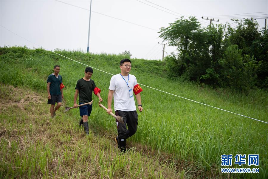 （防汛抗洪·圖文互動）（3）在大堤上成長，為人民守護——洪水中的青年“生力軍”