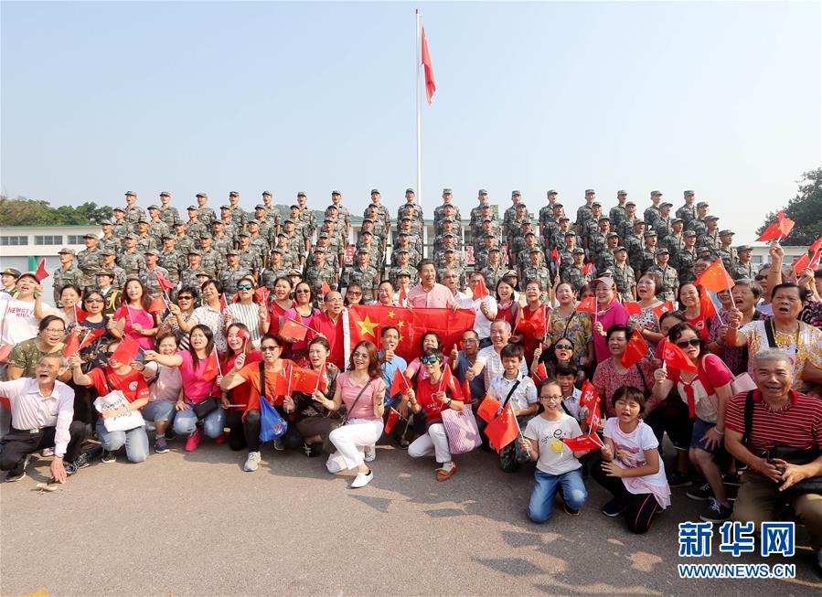 （圖文互動）（4）“我和我的祖國，一刻也不能分割”——解放軍駐香港部隊與市民共同慶祝國慶70周年見聞