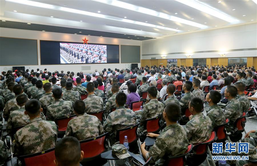 （圖文互動）（3）“我和我的祖國，一刻也不能分割”——解放軍駐香港部隊與市民共同慶祝國慶70周年見聞