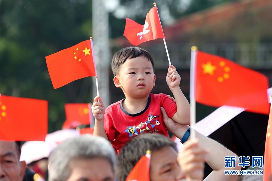 （圖文互動）（2）“我和我的祖國，一刻也不能分割”——解放軍駐香港部隊與市民共同慶祝國慶70周年見聞