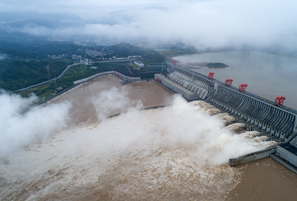 三峽水利樞紐迎戰(zhàn)建庫(kù)以來(lái)最大洪峰