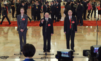 魏秋月、孟廣祿、薛晨陽代表接受采訪