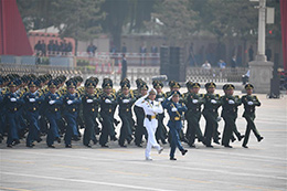 我軍首次組建領(lǐng)導(dǎo)指揮方隊接受檢閱