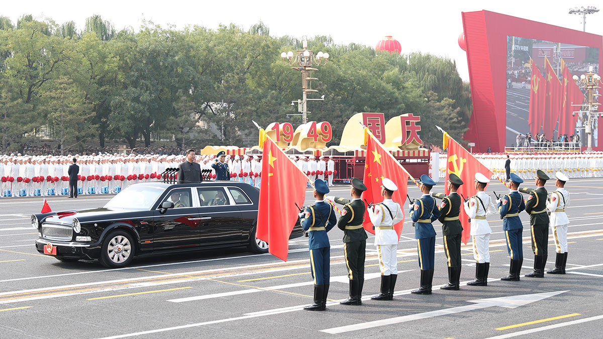 習(xí)近平驅(qū)車行進至黨旗、國旗、軍旗前，向旗幟行注目禮