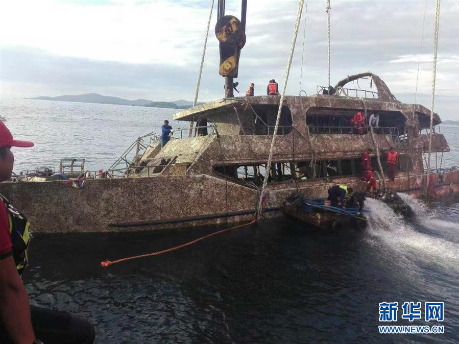 （國(guó)際）（1）泰國(guó)普吉傾覆沉沒的“鳳凰”號(hào)游船打撈出水