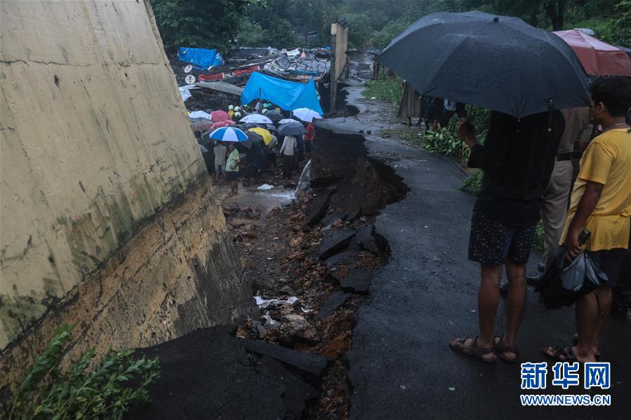 （國際）（4）印度孟買降雨引發(fā)墻體垮塌致16人死亡