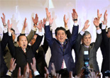 安倍晉三出席自民黨年會 再次為“地價(jià)門”鞠躬道歉