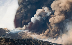 意大利埃特納火山再次噴發(fā) 熔巖迸發(fā)甚是壯觀